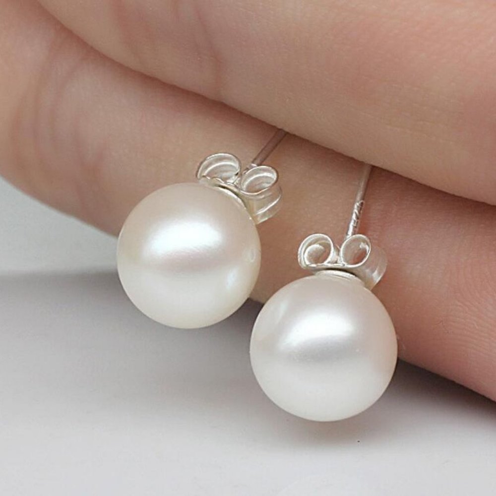 *New 925 Sterling Silver Pearl Stud Earrings